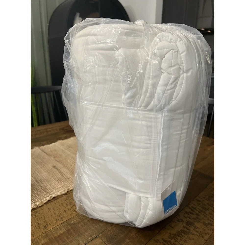 Room Essentials All Season Down Alternative Machine Washable Queen Comforter